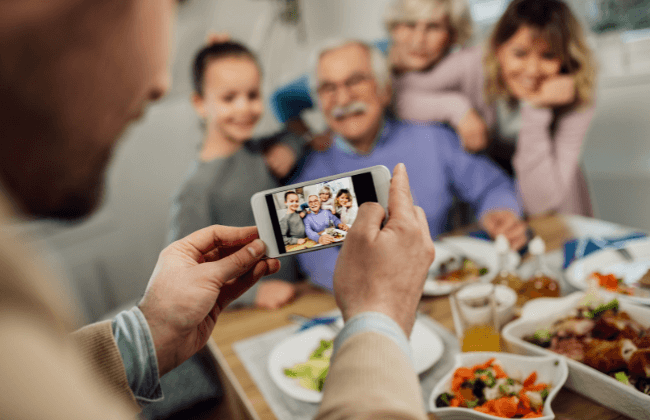 Preservar Memórias na Era Digital: Como a Internet e a Fibra Óptica Conectam Memórias e Homenagens Online